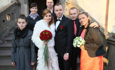 Nowożeńcy - Magda i Piotr Kęćko z rodziną pana młodego - od lewej: Natalia Kęćko - córka Tomasza; Karina i Tomasz Kęćkowie; Magdalena i Piotr Kęćko,