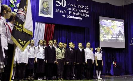 Uczniowie pięknie zaśpiewali wszystkie zwrotki hymnu Polski.