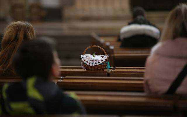 Czy w Wielkanoc trzeba uczestniczyć we mszy? Zobacz, kiedy wypadają święta nakazane. Do kościoła nie tylko ze święconką