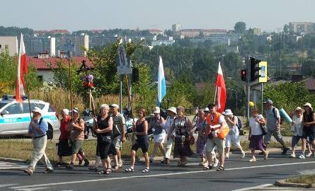Grupa numer 1 starachowickiej pielgrzymki z parafii Wszystkich Świętych, na ulicach Starachowic.