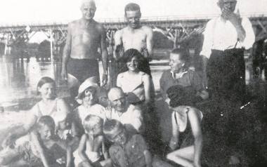 Nad Niemnem. W środku w górnym rzędzie Stanisław Skrendo. Z lewej siedzi jego żona Stefania, obok córka Maria, niżej syn Antoni i jeszcze dwie córki