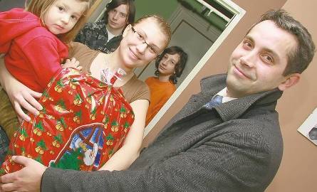 Piotr Makarewicz przywiózł w czwartek prezenty dla rodziny Wiśniewskich. 18-letnia Kasia dostała od niego laptopa.
