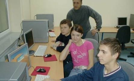 Placówka posiada nowoczesną pracownię komputerową. Na zdjęciu gimnazjaliści z nauczycielem informatyki Robertem Bodziochem.
