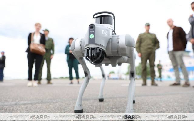 Pies-robot w białoruskim wojsku. Może używać m.in. miotacza ognia