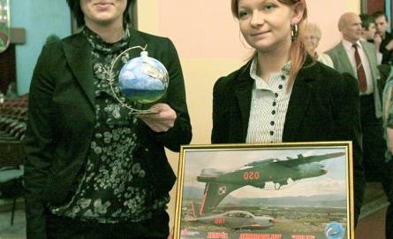 Panie z Łaźni: Anna Makarska i Agnieszaka Sieradzka  prezentują "produkty" na sprzedaż: bombkę i tableau radomskich Orlików