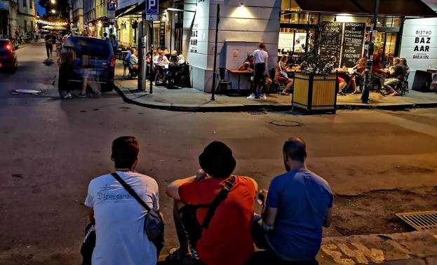 Krakowski Kazimierz warto odwiedzić wieczorem. Wyjątkowe kafejki, zatłoczone uliczki i gęsto ułożone stoliki to masa inspiracji na dobre instagramowe