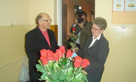Elżbieta Nowakowska otrzymała od Henryka Bendarczyka kwiatka i dyplom