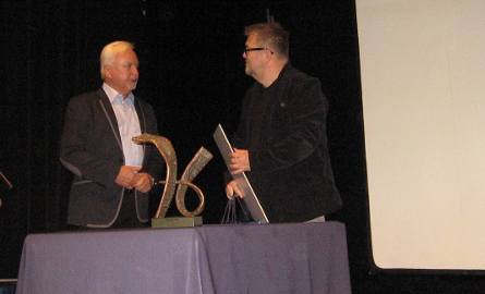 III nagrodę odbiera Grzegorz Linkowski ( z prawej) za film "Wybaczyć wszelkie zło”.