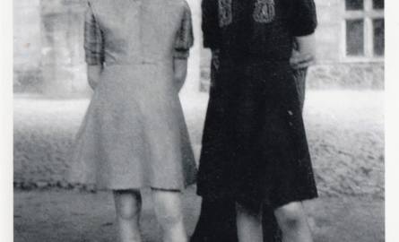 Koniec lat 40. Dwie przyjaciółki na szkolnym dziedzińcu Szkoły Podstawowej nr 2. Po prawej Grażyna Dolińska, z lewej Aleksandra Maj.