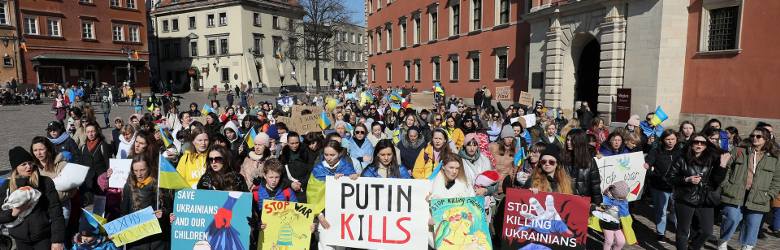 Protest ukraińskich matek przeciwko rosyjskiej napaści na Ukrainę na placu Zamkowym w Warszawie. Marzec 2022 r.