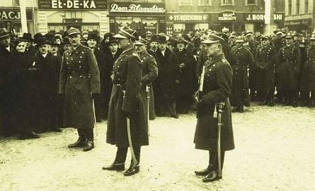 Władysław Liniarski, pierwszy z prawej podczas uroczystości w 1934 r. w Zambrowie. Dowódca 62 pp odbierał plakietkę z herbem Zambrowa w dowód wdzięczności
