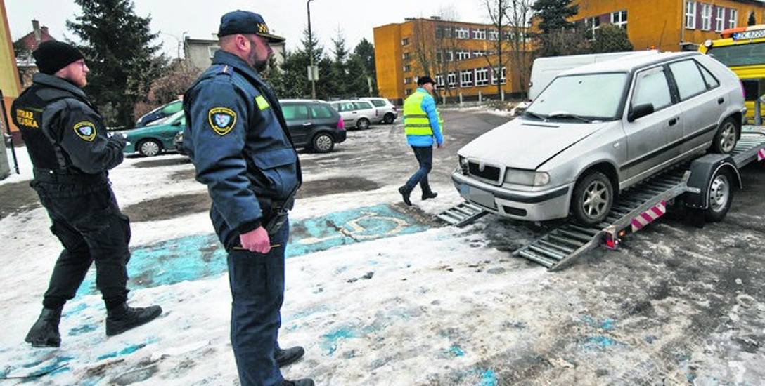 Wczoraj po godzinie 10 z ul. Giełdowej (dawna ul. Sawickiej) w Koszalinie strażnicy zabrali auto blokujące kopertę