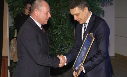 Nagrodę w imieniu doktora Jan Stoińskiego, ordynatora oddziału Neurologii, który zajął pierwsze miejsce odbiera Andrzej Jarzębowski,  dyrektor Powiatowego