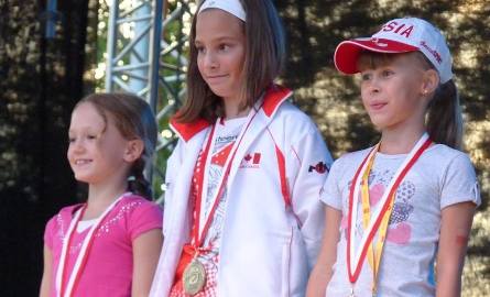 Medalistki na 50 metrów żabką w kategorii do 13 lat, od lewej: Julia Borawski (USA, srebro), Karolina Konior (Kanada, złoto), Elwira Starostina (Rosja,