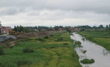 Mimo kilkudniowych, obfitych opadów, rzeka Trześniówka, w gminie Gorzyce, której wały podczas ubiegłorocznej powodzi przerwały w kilku miejscach nadal