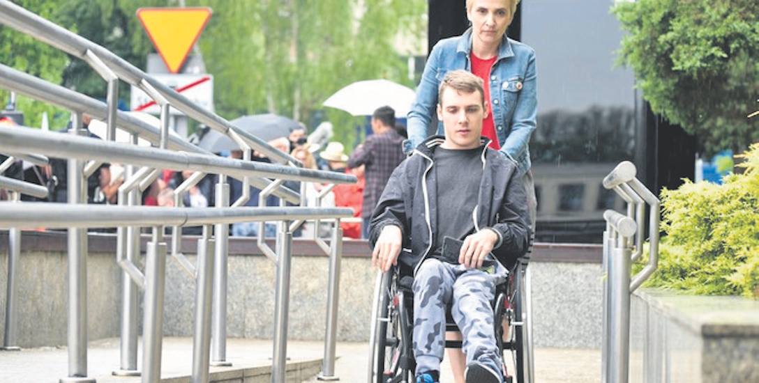 Szef KPRM i marszałek Senatu zapewnili, że niepełnosprawni nie zostaną siłą usunięci z gmachu parlamentu