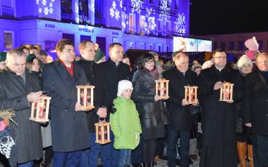 Władze miasta i powiatu otrzymały Betlejemskie Światełko Pokoju przy pięknej iluminacji ma Placu Piłsudskiego