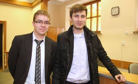 Piotr Sroka i Tomasz Zgiep, absolwenci "Słowackiego” chcą dostać się na medycynę, dlatego postanowili poprawić wynik z matury. Aleksander P