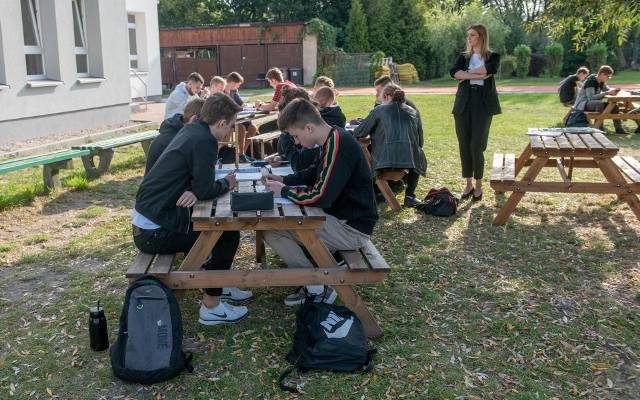 Szkoła w Poznaniu lekcje prowadzi na świeżym powietrzu - tak Zespół Szkół Łączności minimalizuje ryzyko zakażenia koronawirusem
