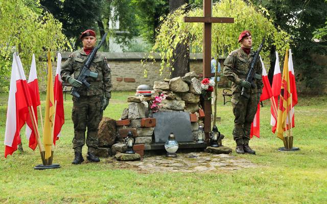 80. rocznica wybuchu Powstania Warszawskiego w Olkuszu. Uroczystości odbyły się na Starym Cmentarzu. Zobacz zdjęcia 