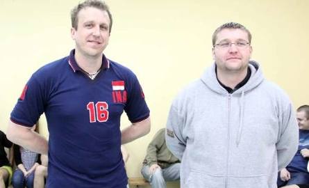 Maturzystów z 3 C wspierali mocno wychowawcy: (od lewej): Wojciech Stępień i Karol Drabik.