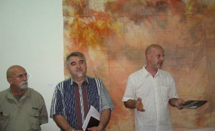 O wystawie opowiadał doktor Paweł Kełpiński(z prawej), adiunkt w Pracowni Działań Przestrzennych Wydziału Rzeźby Uniwersytetu Artystycznego w Poznaniu.