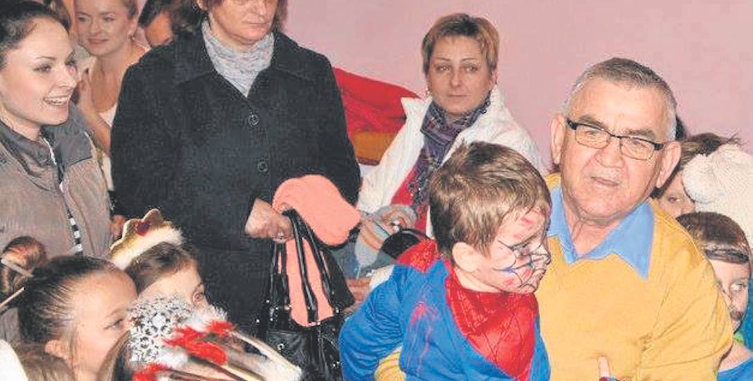Sołtys Władysław Sobczak doskonale bawił się podczas balu karnawałowego z dzieciakami. Zaprasza ponownie do świetlicy.