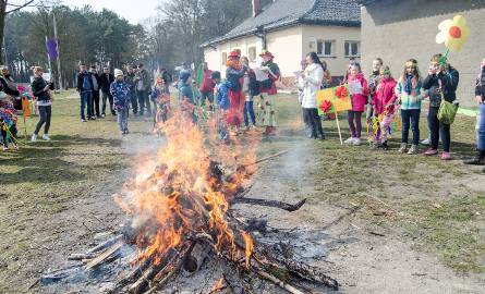 Kukła symbolizująca zimę została spalona, po czym rozpoczęły się liczne konkursy i zabawy dla najmłodszych.