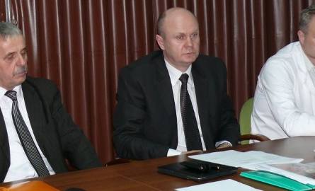Niełatwe zadanie stoi teraz przed osobami odpowiedzialnymi za włoszczowski szpital: (od lewej) starosta Zbigniew Matyśkiewicz, przewodniczący Rady Społecznej