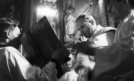Ks. arcybiskup Karol Wojtyła podczas celebracji Mszy Św. w Białymstoku w 1966 roku.