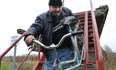 Edward Kałużny z Markosic co drugi dzień wskakuje na rower i jedzie do sąsiadów za Nysę. Schody do Niemiec zbudowali sami.