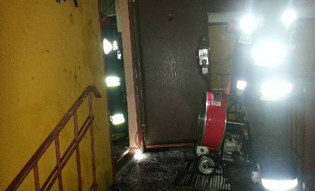 Nocna akcja strażaków. Uratowali mężczyznę uwięzionego w płonącym budynku (zdjęcia)