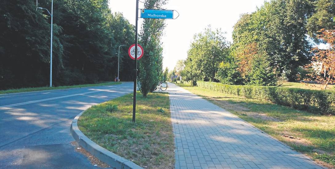 Tyle mniej więcej - z naciskiem na mniej - widzi kierowca samochodu wyjeżdżając z ulicy Malborskiej w Kościuszki. Widok na lewo jest równie ogranicz