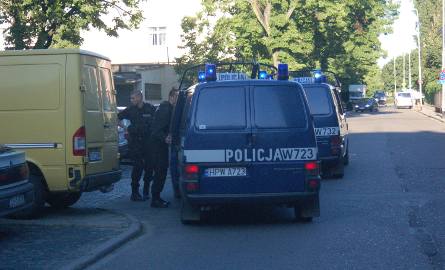 Widowiskowa akcja policji w centrum Szczecina. Agresywny mężczyzna wyrywał się, ile sił [wideo]