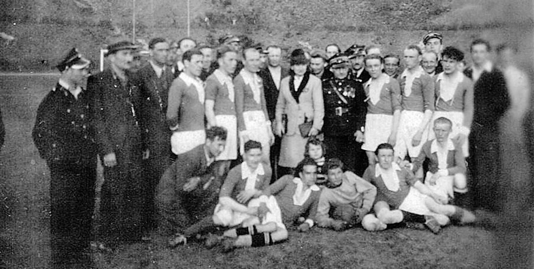 Gracze ZZK Ogniska przed pierwszym meczem z Klubem Sportowym CWMO. 1946 rok! Wokół nich kibice, pracownicy kolei, znajomi.