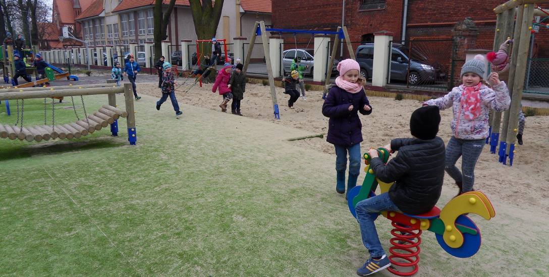 W ramach ostatniego budżetu obywatelskiego w Grudziądzu zbudowano plac zabaw i boisko dla dzieci ze Szkoły Podstawowej nr 5. Jak z tej inwestycji cieszą