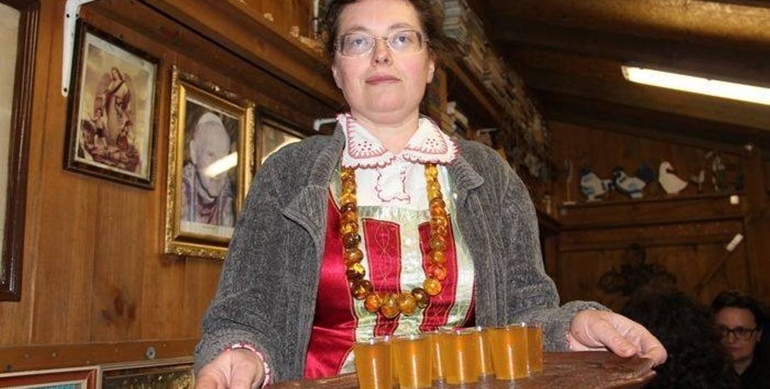 Laura Bziukiewicz i jej książka pt. "Biesiada Kurpiowska"