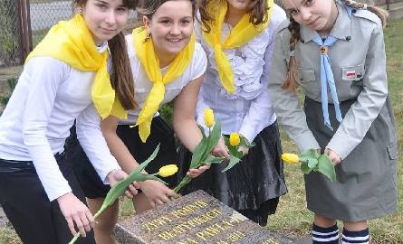 Maja Rogula, Weronika Piec, Patrycja Piotrowska i Ania Jeżyńska złożyły żółte tulipany przed żywym pomnikiem Papieża.