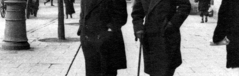 Konstanty Ildefons Gałczyński i Zbigniew Uniłowski podczas spaceru na Mazowieckiej. 1929 r.