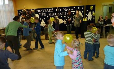 Bawili się z młodszymi kolegami z osiedla. Uczniowie Staszica zorganizowali karnawałową imprezę (zdjęcia)