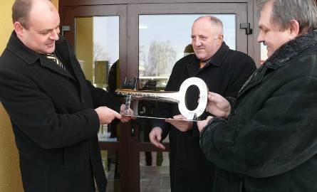 Prezydent Wojciech Bernatowicz odbiera z rąk prezesa Krzysztofa Targowskiego symboliczny klucz do budynku