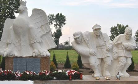 Tak prezentuje się odnowiony pomnik Legionisty, Żołnierza Września 1939 Roku oraz Partyzanta 1939-1945 w Ksanach koło Opatowca.