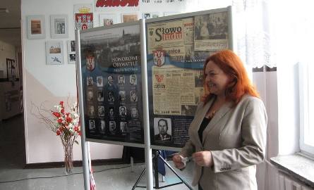 Beata Drozdowska dyrektor Łaźni dziękowała szkole za pomoc w przygotowaniu wystawy