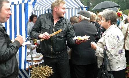 Maciej Adamowicz (drugi z lewej), z tarnobrzeskiej Piekarni Monika częstuje kromką chleba.