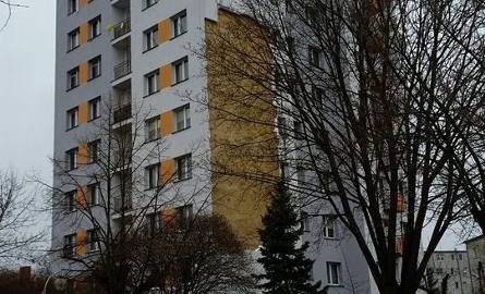 Wichura zerwała elewację z bloku przy ulicy Sienkiewicza w Ostrowcu Świętokrzyskim