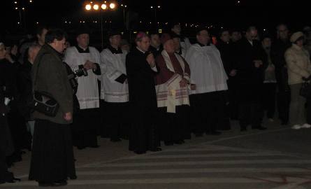 W modlitwie na placu Jana Pawła II uczestniczył ordynariusz sandomierski biskup Krzysztof Nitkiewicz.