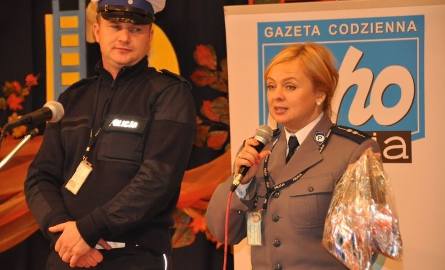 Policjanci Marzena Czapelska i Marcin Wąsik uczyli między innymi zasad bezpiecznego poruszania się na drodze