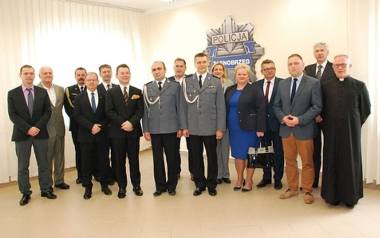 Pamiątkowe zdjęcie z uroczystości pożegnania odchodzącego na emeryturę inspektora Edwarda Ząbka (siódmy od lewej).