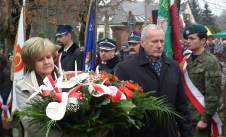 Wiązankę kwiatów złożyli miedzy innymi Bogusława Jaworska, burmistrz Zwolenia oraz Jan Nowakowski, sekretarz miasta