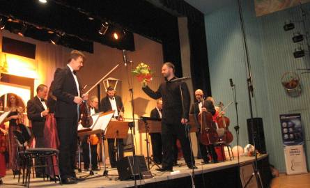 Kwiaty dla dyrygenta Jana Jakuba Bokuna i oklaski dla orkiestry.
